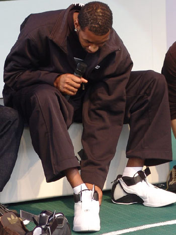 离谱的手感！库明加10投1中贡献4分7篮板3助攻